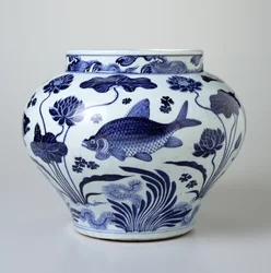 Weinkrug mit Fisch- und Wasserpflanzenmotiv